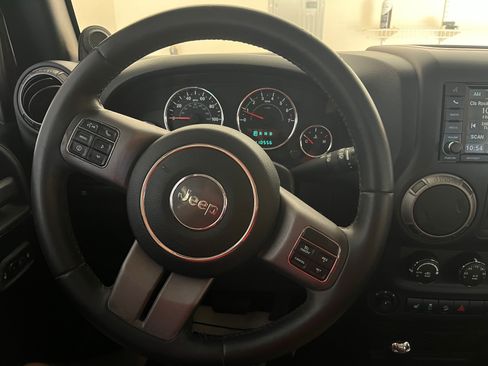 Used 2013 Jeep Wrangler Unlimited Sahara image 12