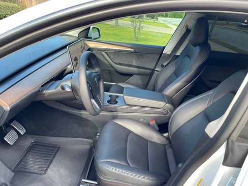 Used 2022 Tesla Model Y Long Range image 8