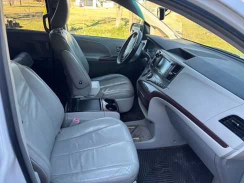 Used 2011 Toyota Sienna Limited image 14