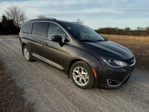 Used 2020 Chrysler Pacifica Touring-L image 6