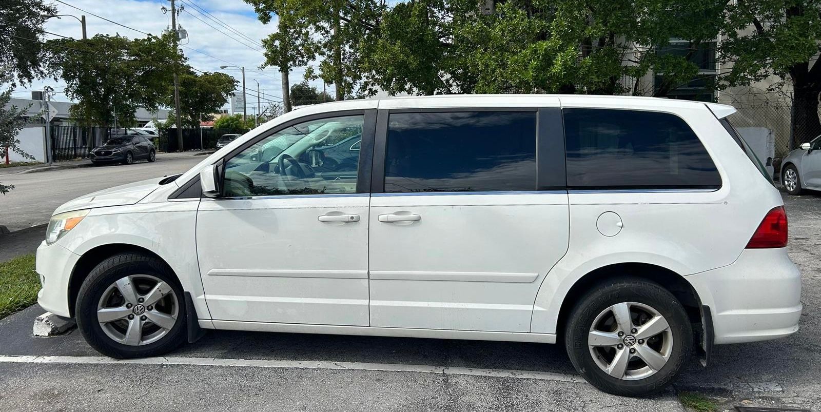 Used 2010 Volkswagen Routan SE FWD image 2