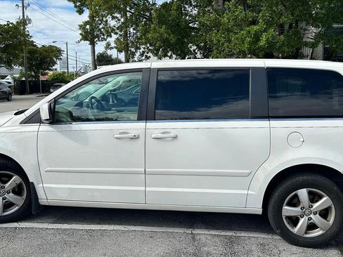 Used 2010 Volkswagen Routan SE FWD image 2
