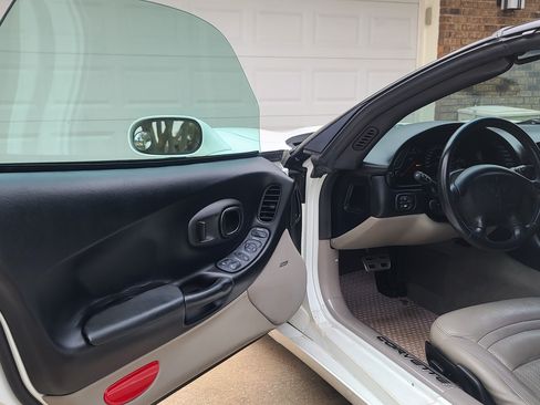 Used 1997 Chevrolet Corvette Coupe w/ Memory Pkg image 9