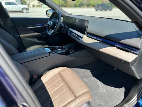 Used 2024 BMW 540i xDrive w/ M Sport Package image 15