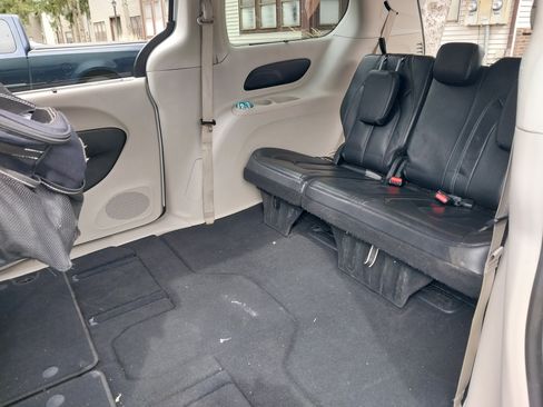 Used 2022 Chrysler Pacifica Touring-L image 16