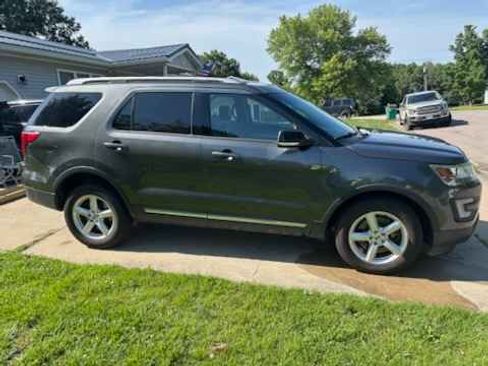 Used 2017 Ford Explorer XLT w/ Equipment Group 202A AWD/4WD image 2