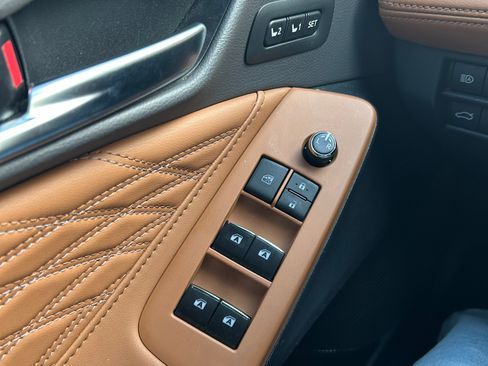 Used 2020 Toyota Avalon Limited image 11