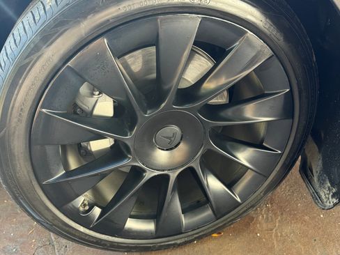 Used 2022 Tesla Model Y Long Range image 11