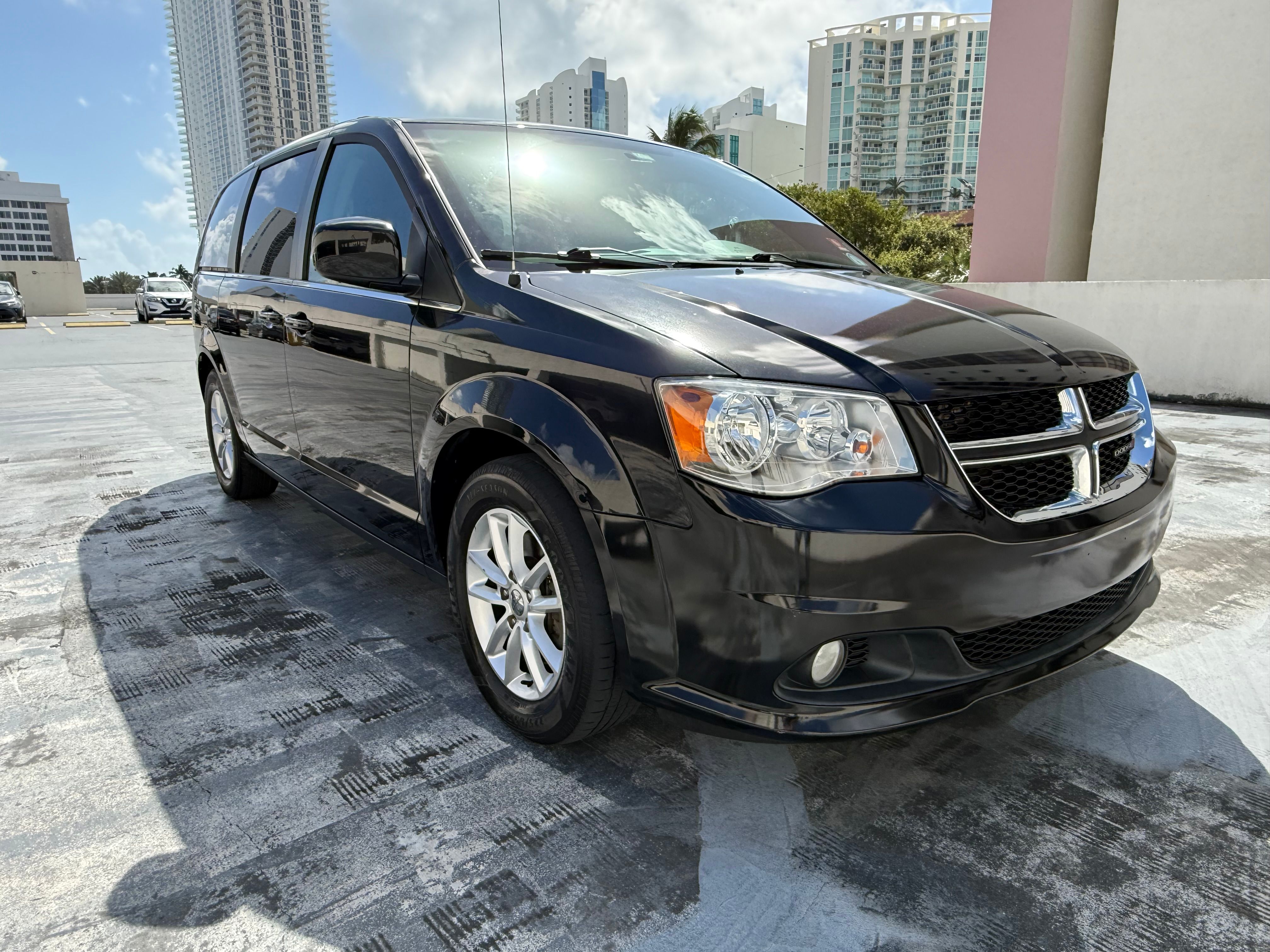Used 2018 Dodge Grand Caravan SXT FWD image 1