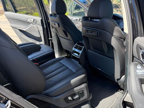 Used 2022 BMW X7 xDrive40i w/ Premium Package AWD/4WD image 13