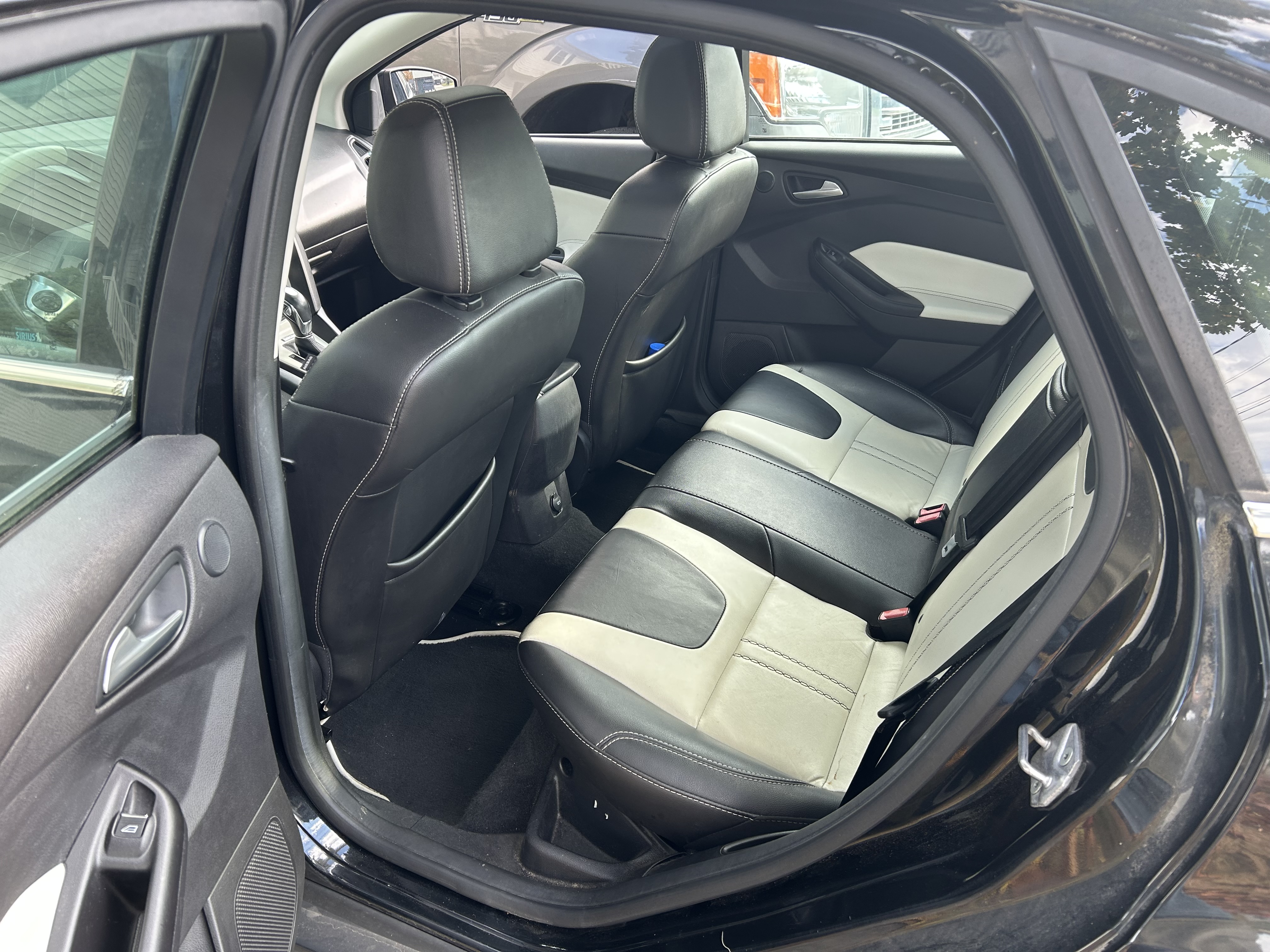 Used 2014 Ford Focus Titanium FWD image 9