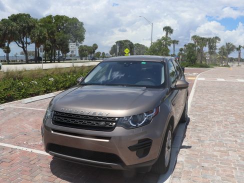 Used 2017 Land Rover Discovery Sport SE AWD/4WD image 5