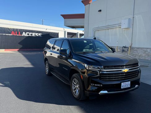 Used 2024 Chevrolet Suburban LT image 2