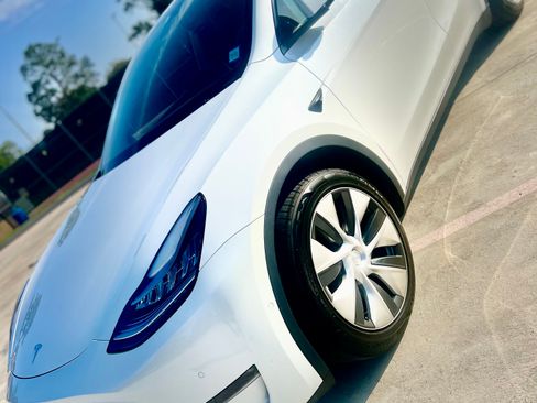 Used 2021 Tesla Model Y Long Range AWD/4WD image 5