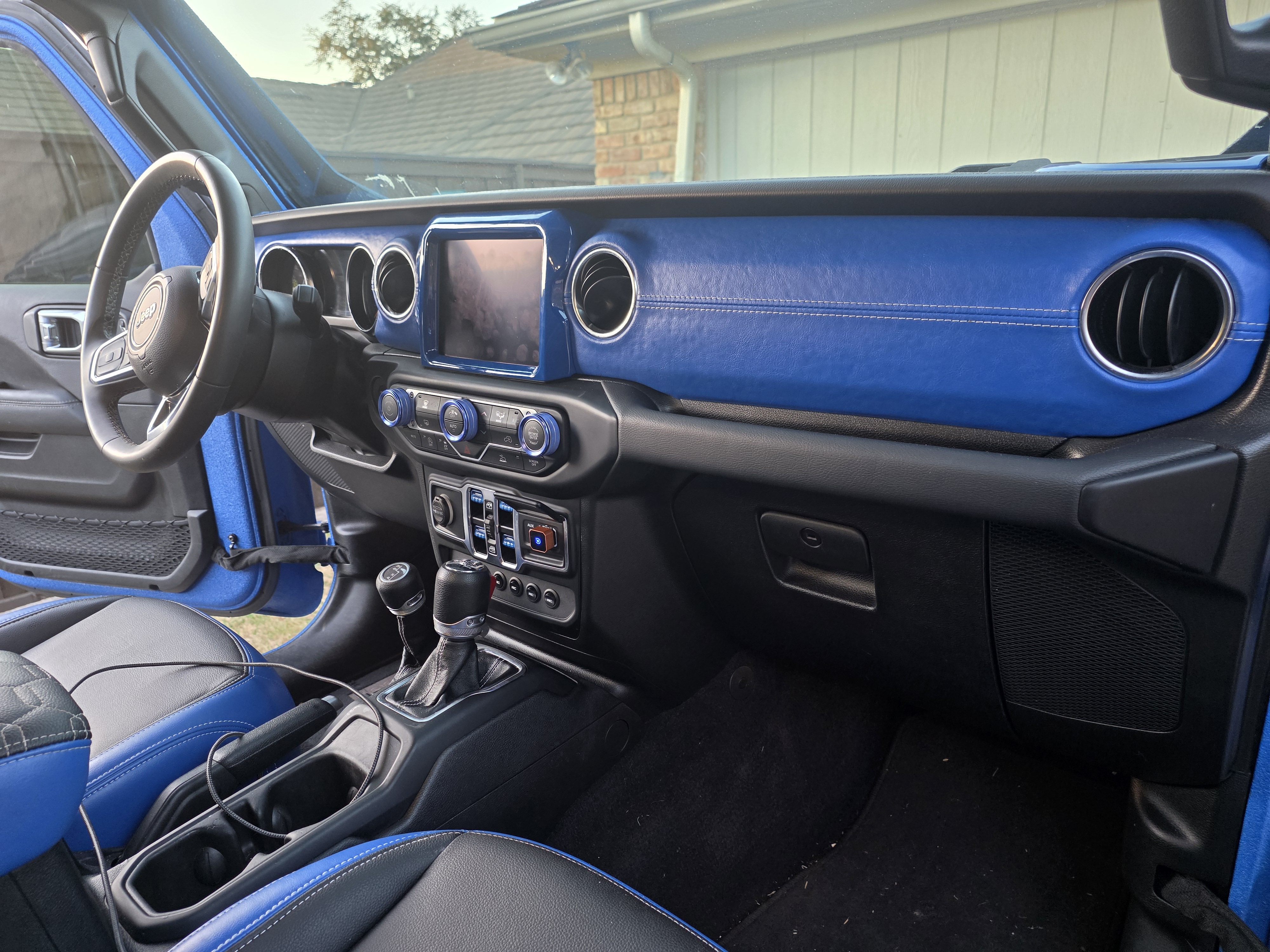 Used 2023 Jeep Gladiator Overland AWD/4WD image 2