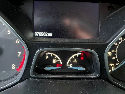 Used 2017 Ford Escape SE image 2