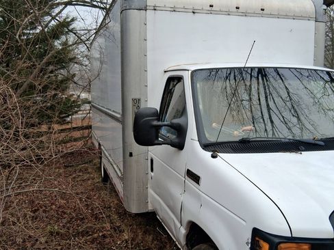 Used 2015 Ford E-350 and Econoline 350 Super Duty image 2