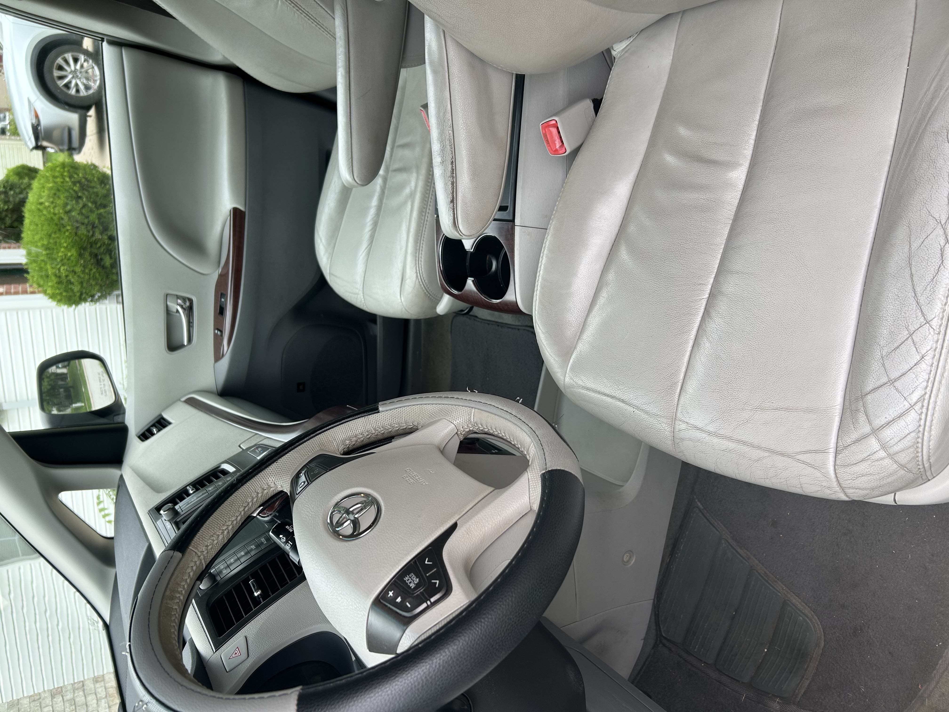 Used 2011 Toyota Sienna XLE w/ Premium Pkg FWD image 9