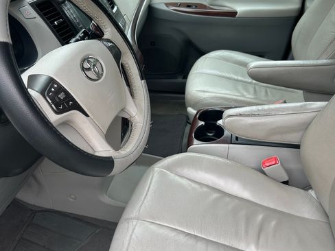 Used 2011 Toyota Sienna XLE w/ Premium Pkg FWD image 9