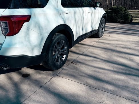 Used 2022 Ford Explorer XLT w/ Equipment Group 202A image 5