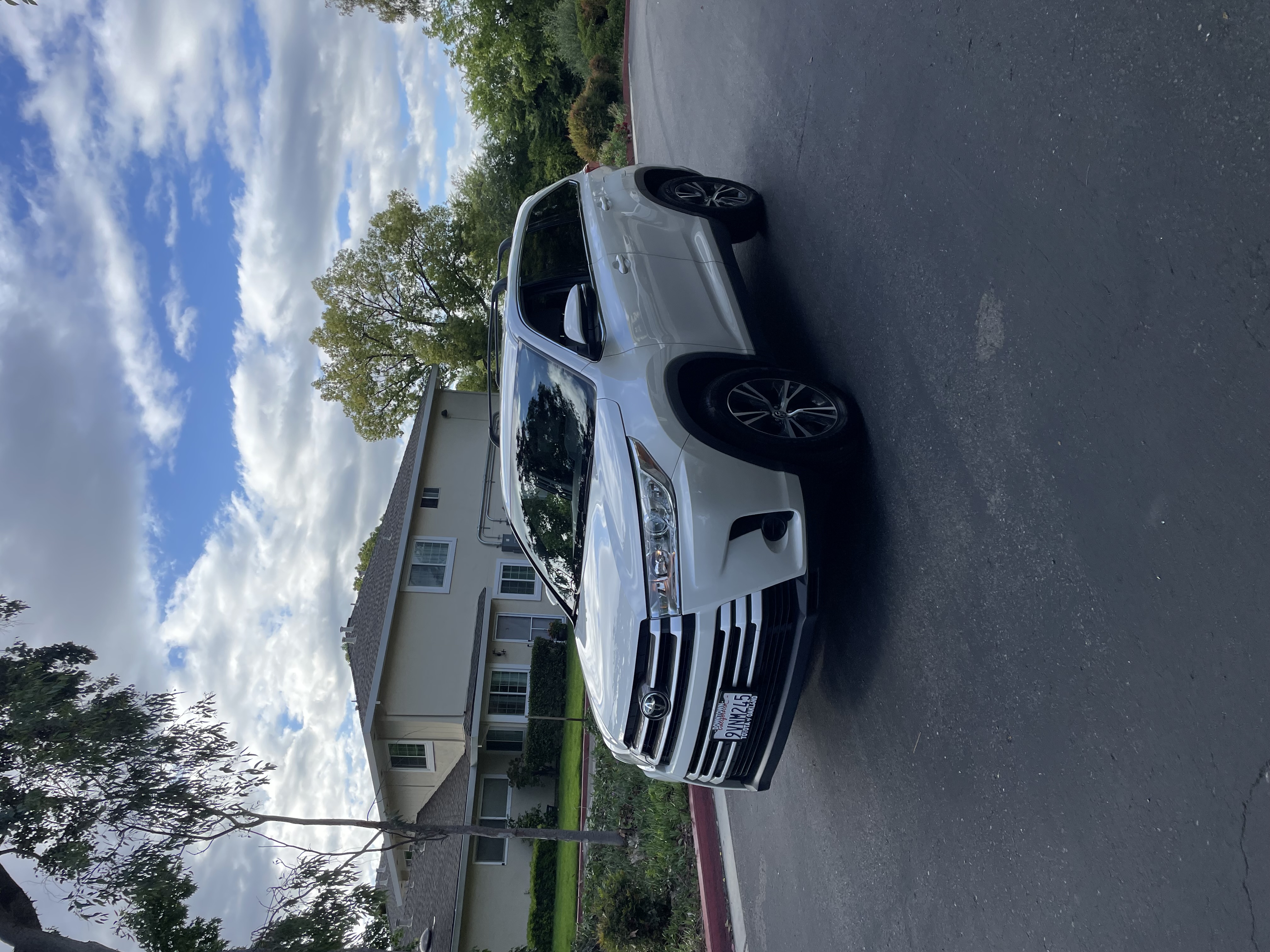 Used 2019 Toyota Highlander LE FWD image 2