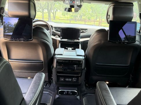 Used 2023 Jeep Wagoneer Series II AWD/4WD image 9