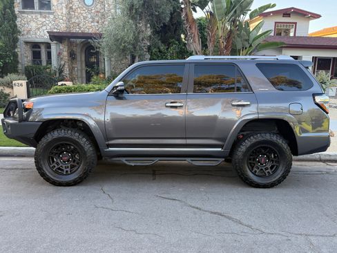 Used 2018 Toyota 4Runner Limited image 9