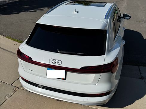 Used 2019 Audi e-tron Prestige w/ Prestige Package image 2
