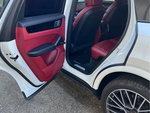 Used 2020 Porsche Cayenne S image 9