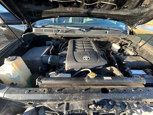 Used 2011 Toyota Tundra 4x4 CrewMax w/ SR5 Pkg image 8