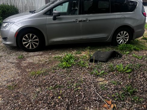 Used 2018 Chrysler Pacifica Touring-L image 1