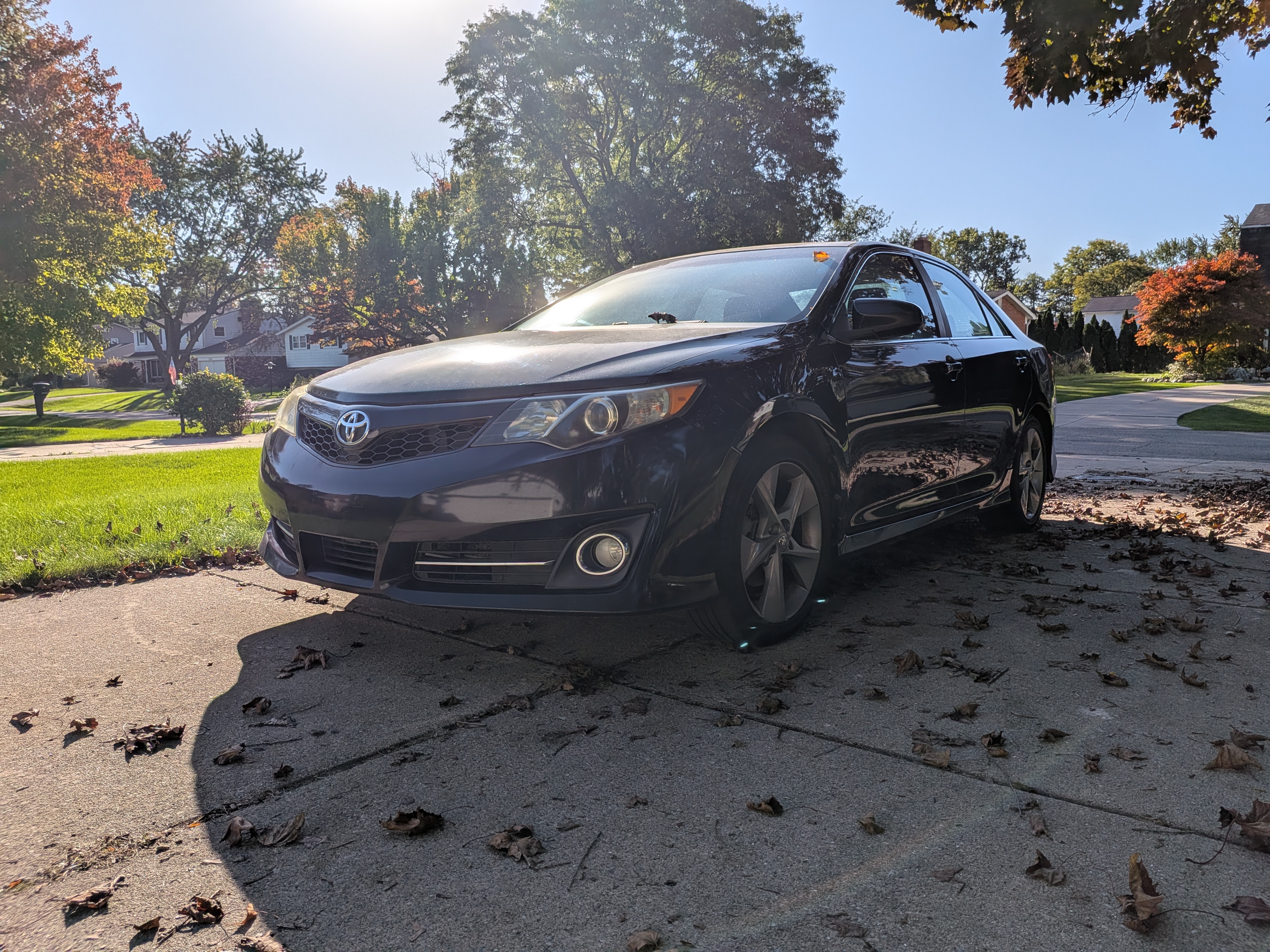 Used 2012 Toyota Camry SE FWD image 2