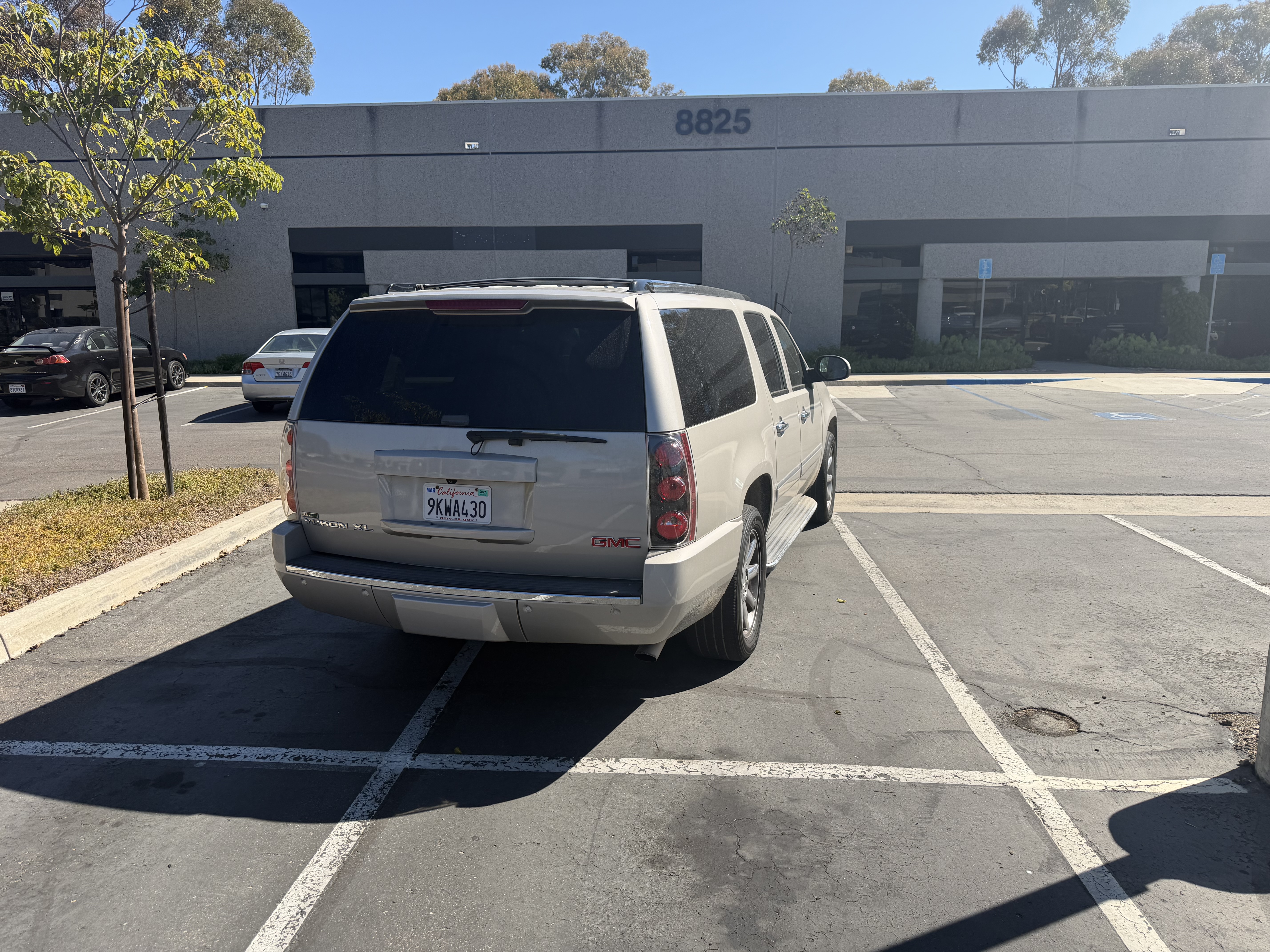 Used 2011 GMC Yukon XL Denali RWD image 4