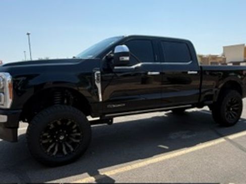 Used 2023 Ford F250 Platinum AWD/4WD image 2