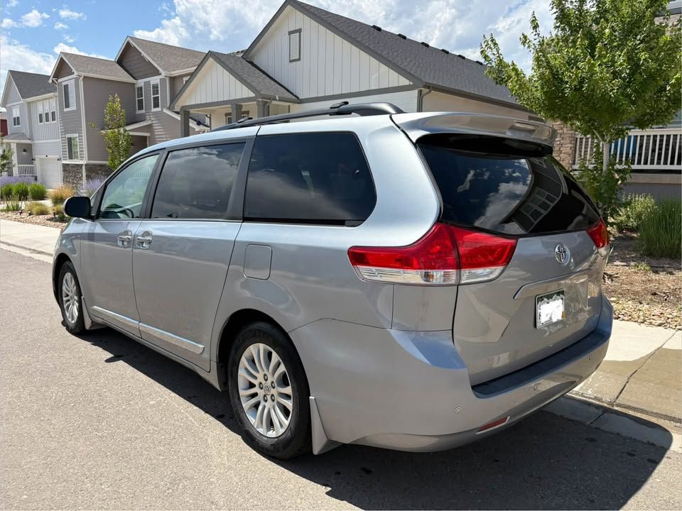 Used 2013 Toyota Sienna XLE FWD image 2