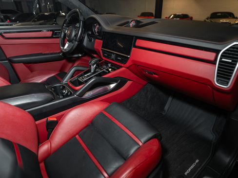 Used 2021 Porsche Cayenne Turbo S image 14