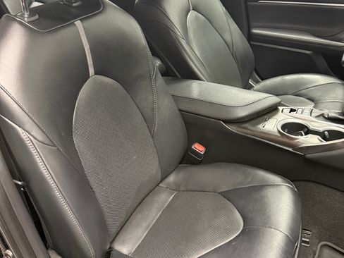 Used 2021 Toyota Camry XLE w/ Navigation Upgrade Package image 22