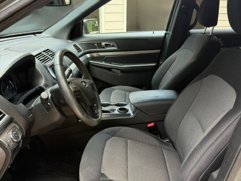 Used 2018 Ford Explorer XLT w/ Equipment Group 201A FWD image 27