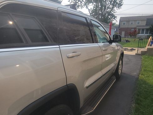 Used 2011 Jeep Grand Cherokee Laredo w/ Trailer Tow Group AWD/4WD image 9