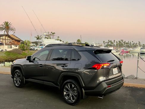 Used 2022 Toyota RAV4 XLE Premium image 4