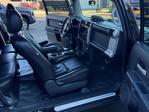 Used 2008 Toyota FJ Cruiser Sport Utility 2D image 11