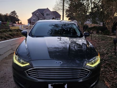 Used 2018 Ford Fusion SE w/ Fusion SE Technology Package FWD image 12