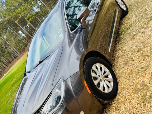 Used 2017 Chrysler Pacifica Touring-L image 2