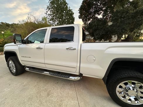 Used 2018 GMC Sierra 2500 Denali w/ Duramax Plus Package image 11
