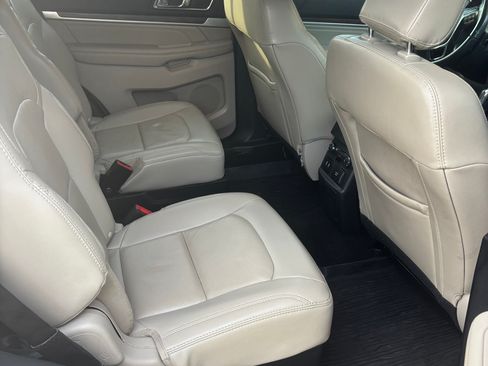 Used 2018 Ford Explorer Limited w/ Equipment Group 301A FWD image 16