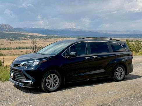 Used 2024 Toyota Sienna XLE w/ XLE Plus Package AWD/4WD image 4