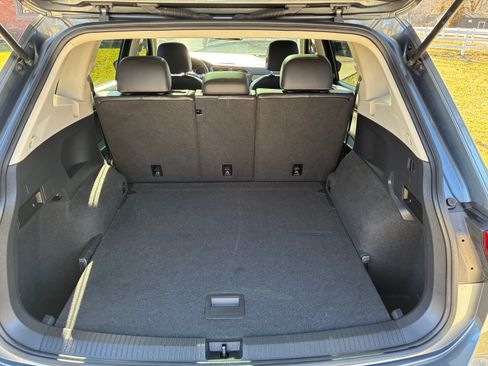 Used 2021 Volkswagen Tiguan SE w/ Panoramic Sunroof Package image 8