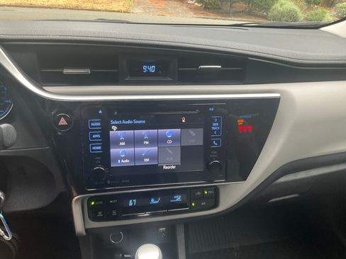 Used 2018 Toyota Corolla LE w/ LE Premium Package FWD image 10