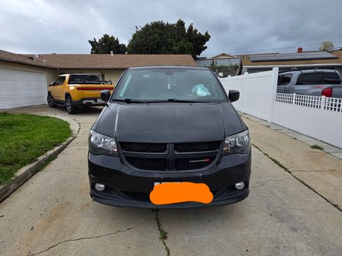 Used 2019 Dodge Grand Caravan SE image 2