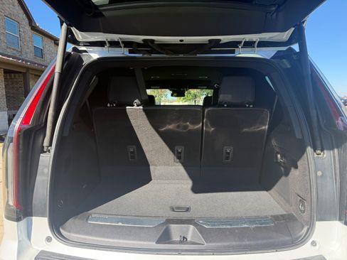Used 2023 Cadillac Escalade Luxury image 4